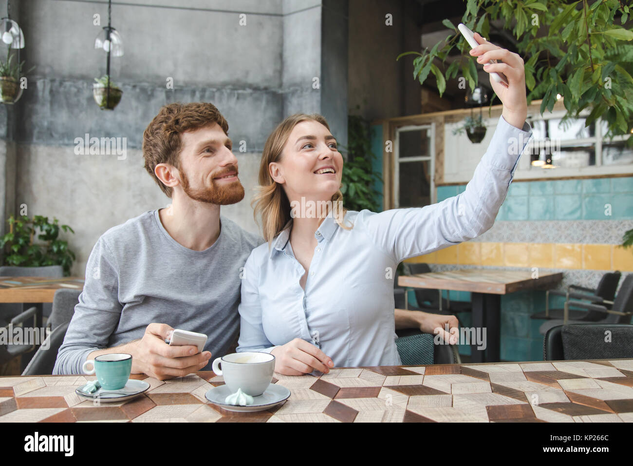 Junges Paar nehmen selfie Stockfoto Junges Paar nehmen selfie Stockfoto