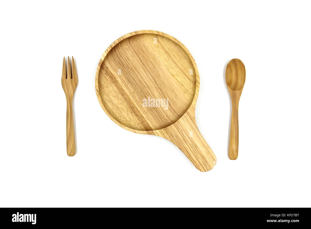 Holz- Teller, Löffel und Gabel auf weißem Hintergrund. Stockfoto