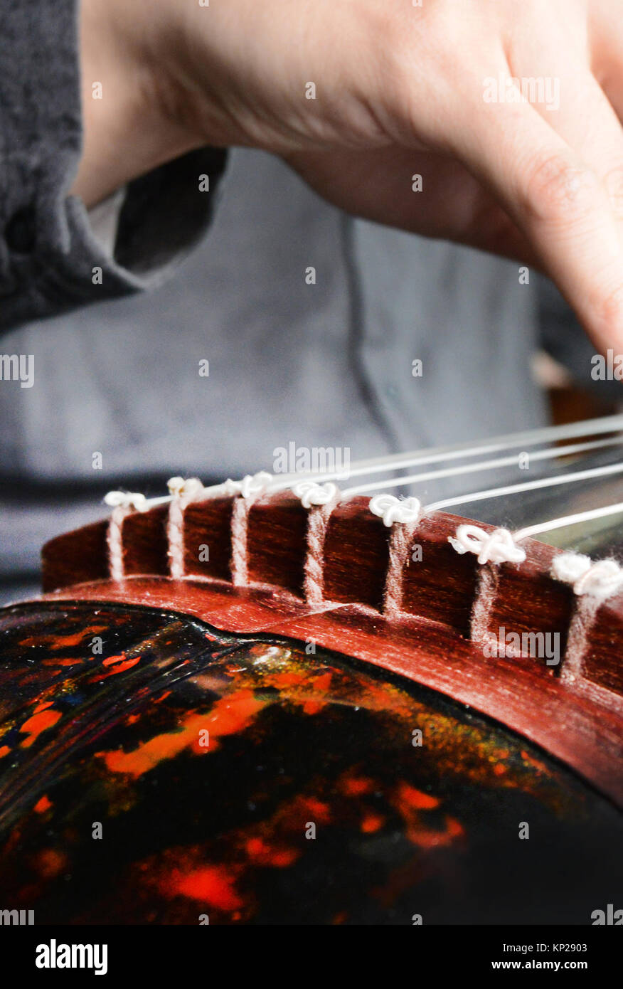 Guqin ist ein traditionelles sieben string Chinesische Musikinstrument. Stockfoto