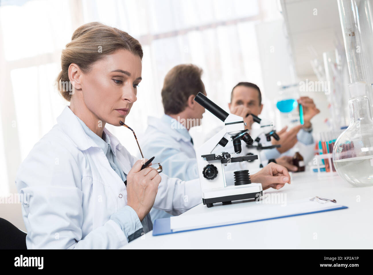 Labortechniker Notizen Stockfoto