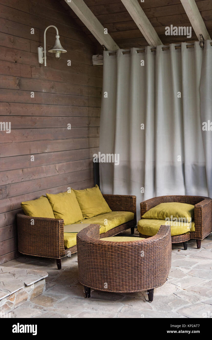 Stühle auf der Terrasse im Landhaus Stockfoto