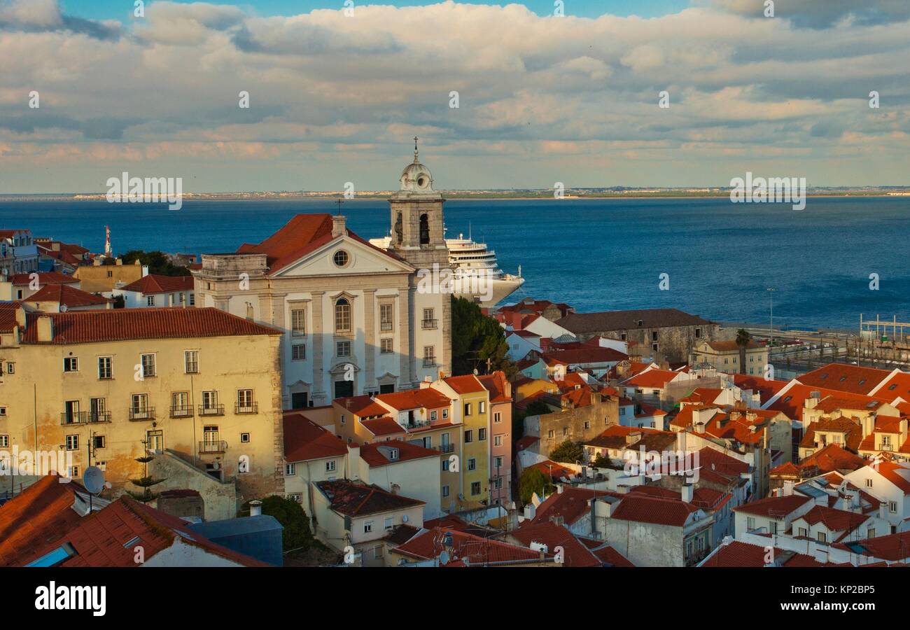 Santo Estevao Kirche, Kreuzfahrten, den Fluss Tejo, von Santa Luzia Aussichtspunkt Miradouro de Santa Luzia, Alfama, Lissabon, Portugal, Europa. Stockfoto