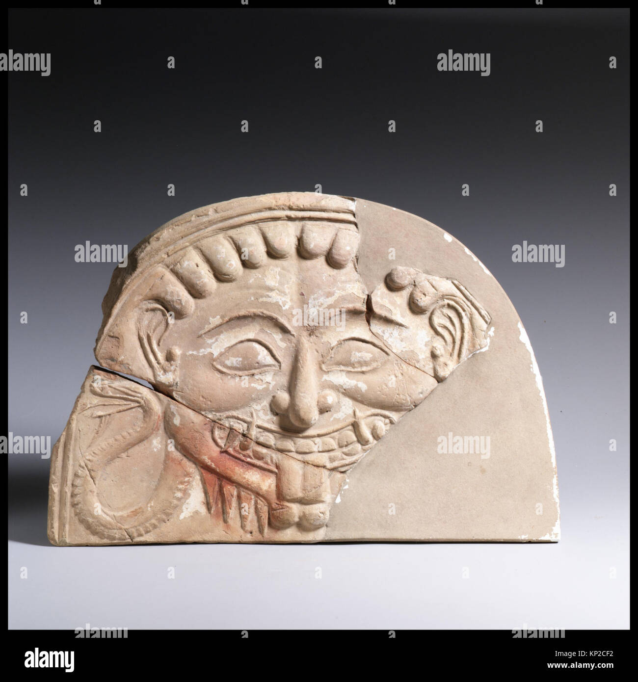 Antefix, Kopf der Medusa MET DP 2041 250578 West Griechisch, Antefix, Kopf der Medusa, 6. Jahrhundert v. Chr., Terrakotta, Gesamt: 7 1/8 x 8 15/16 in. (18,1 x 22,7 cm). Das Metropolitan Museum of Art, New York. Rogers Fund 1917 (17.230.45) Stockfoto