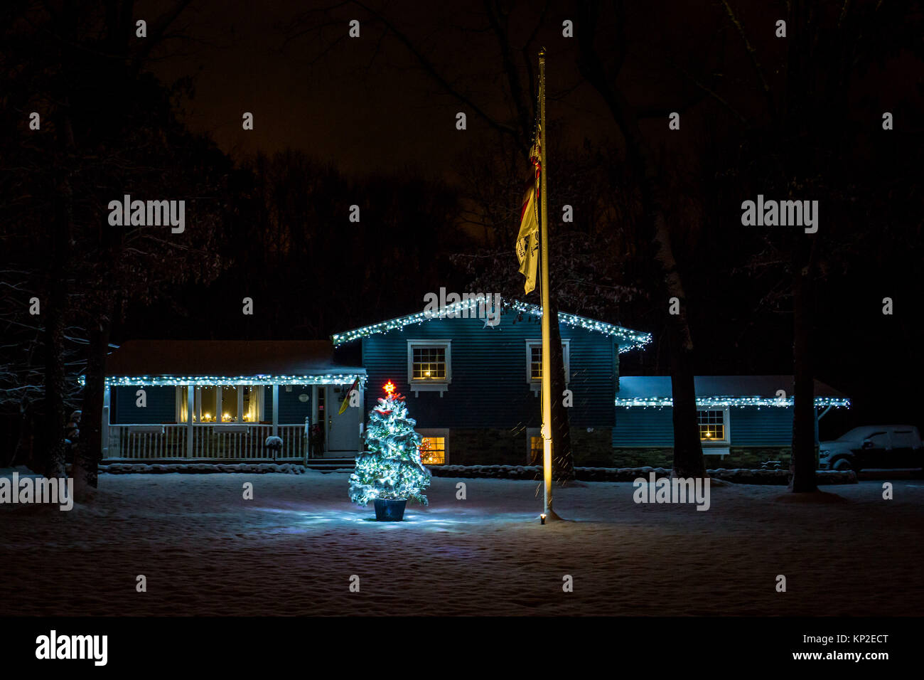 Eingerichtete Haus für Weihnachten in der Nacht in Schnee bedeckt Stockfoto