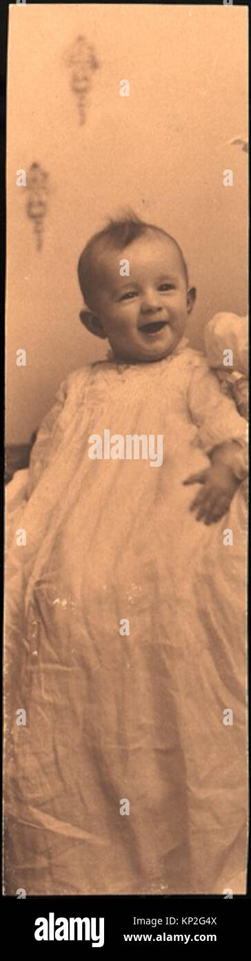 Kleinkindporträt von Walker Evans in einem Gehrock, das frühkindliche Kleidung in der MET-Sammlung veranschaulicht. Stockfoto