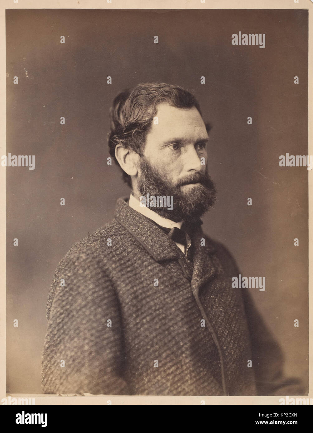 Porträt eines bärtigen Mannes mit Tweedjacke, das Gesichtszüge, den Kleidungsstil und historische Porträtpraxen hervorhebt. Stockfoto Porträt eines bärtigen Mannes mit Tweedjacke, das Gesichtszüge, den Kleidungsstil und historische Porträtpraxen hervorhebt. Stockfoto