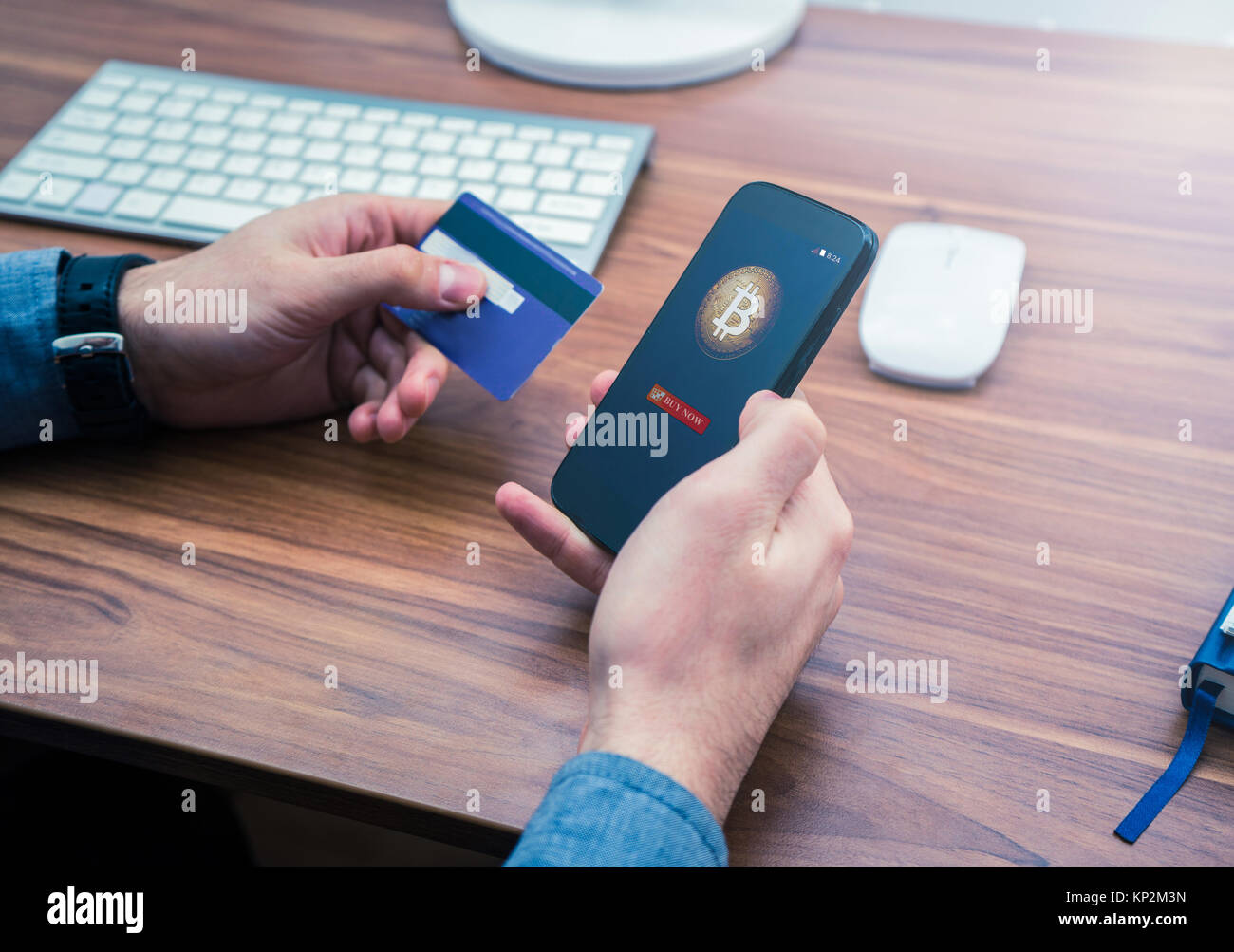 Hände, die Kreditkarte und Telefon. bitcoin online kaufen Stockfoto
