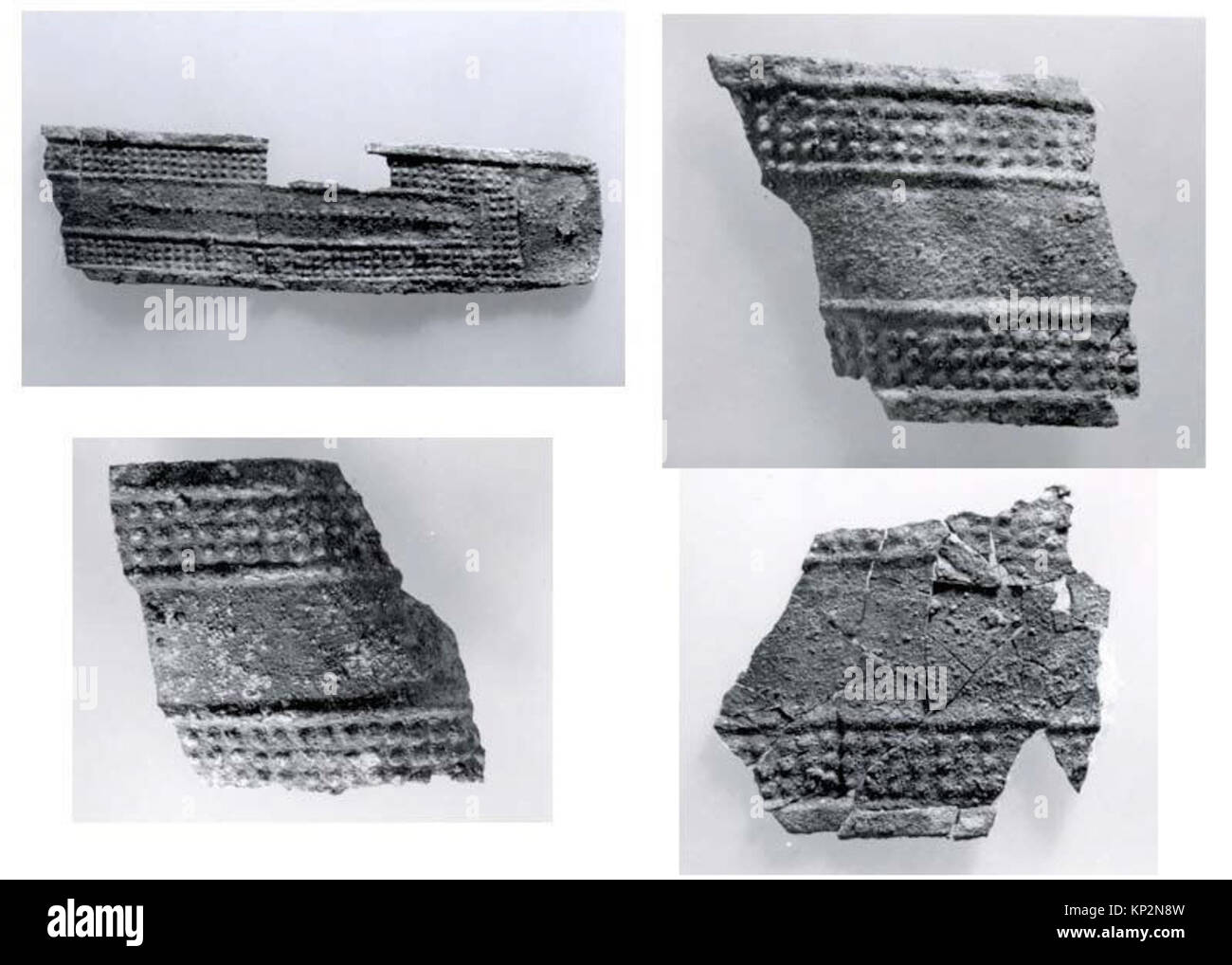 Dieses urartianische Bronzegürtel aus dem 7. Jahrhundert v. Chr. zeigt Szenen von Gottheiten, die Stiere und Löwen jagen. Das Design ist in Panels mit geflügelten Kreaturen und stilisierten Bäumen unterteilt. Das Artefakt spiegelt die künstlerischen und kulturellen Praktiken der eisenzeitlichen Urartianer-Zivilisation wider. Stockfoto