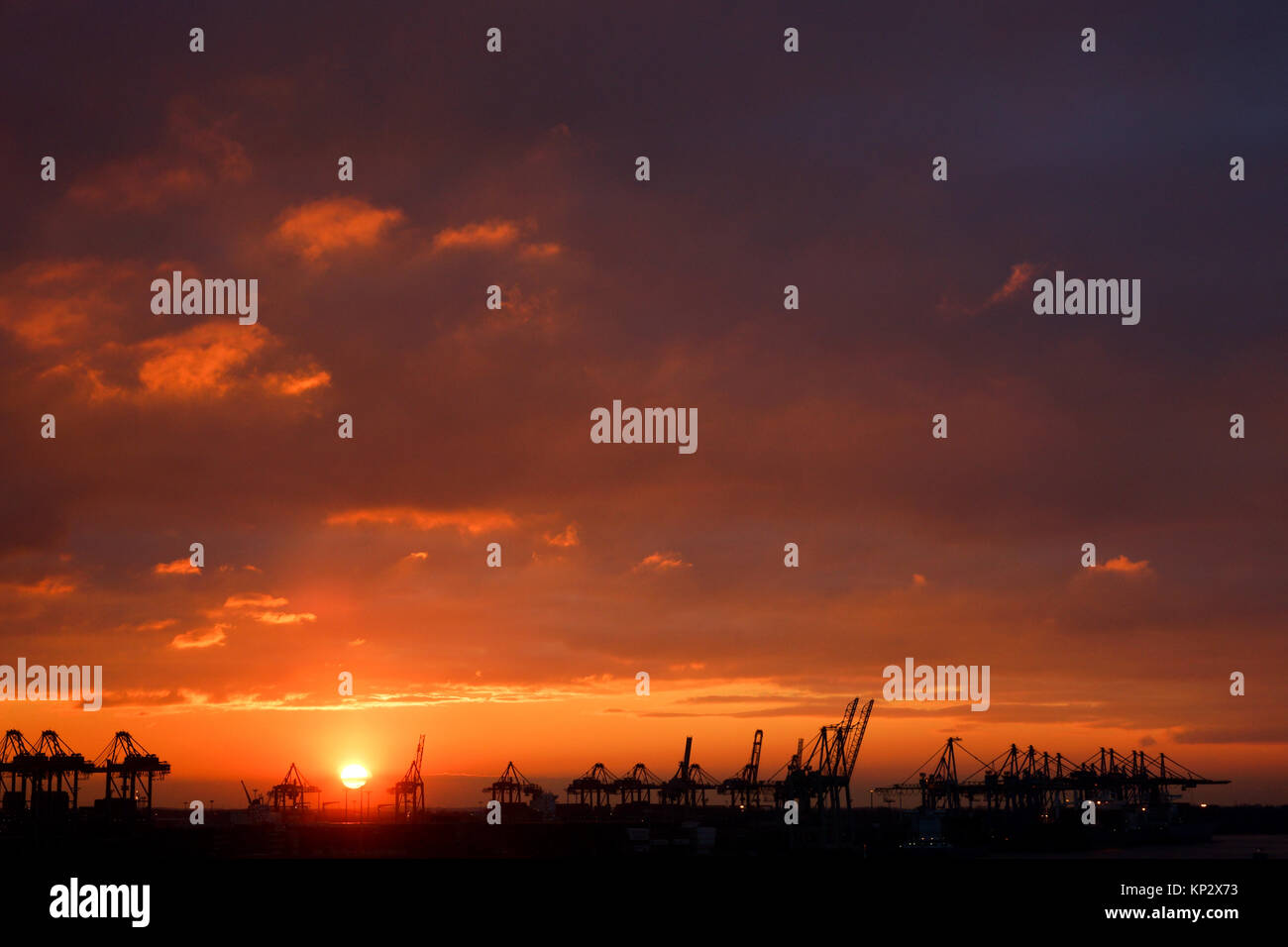 Sonnenuntergang über dem Hafen von Hamburg Stockfoto