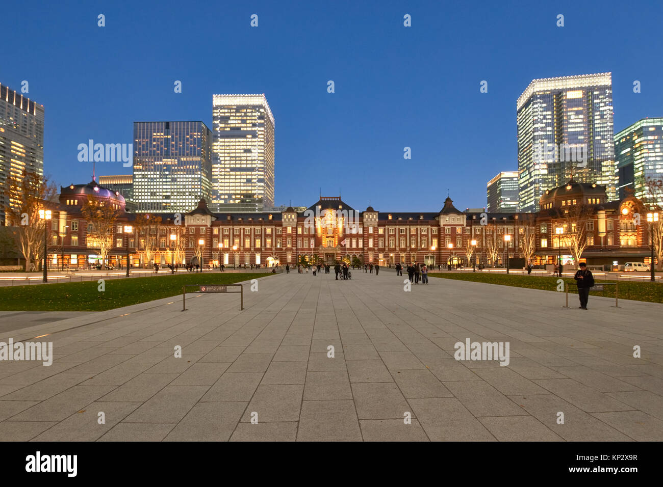 Neue Tokyo JR Station plaza, Marunouchi Seite. Nachtansicht des historischen Bahnhofs. Stockfoto