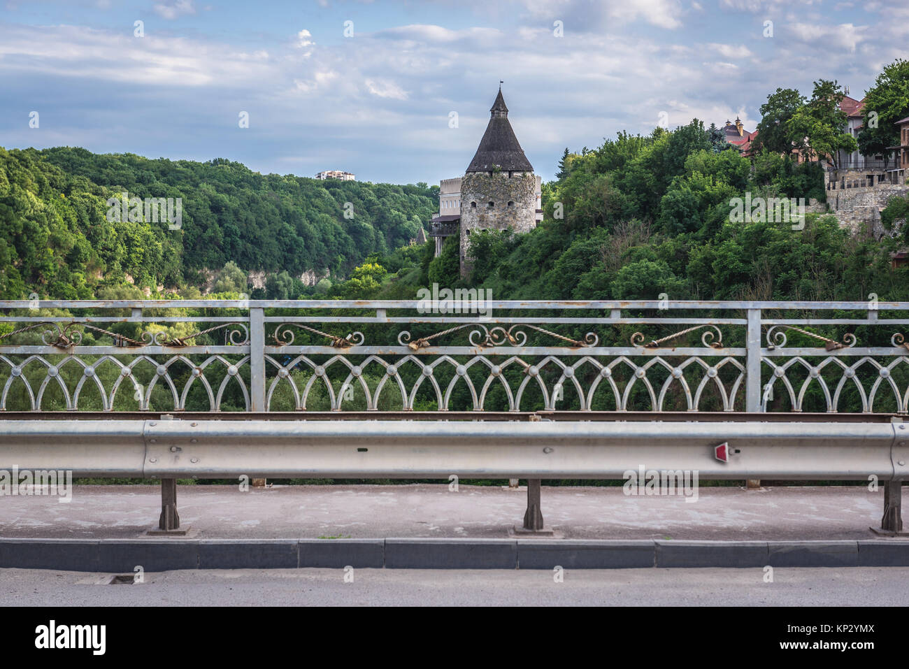 Töpfer Turm aus Smotrych Novoplanivskyi Brücke über Fluss gesehen in Kamjanez-podilskyj Stadt in Gesundheit Oblast der westlichen Ukraine Stockfoto