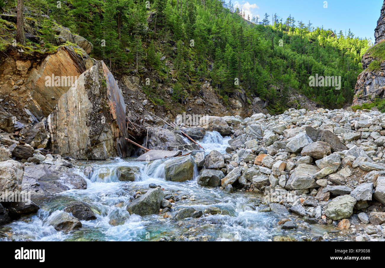 Mountain River in der Schlucht. Ströme von Wasser fallen aus Fragmenten des Rock. Osten Sayan. Russland Stockfoto