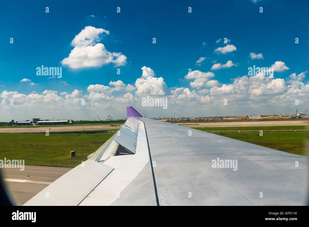 Kontrolle der Funktion aller Flugzeuge Mechanismen vor dem Fliegen - Kontrolle der Querruder des Kotflügels Stockfoto