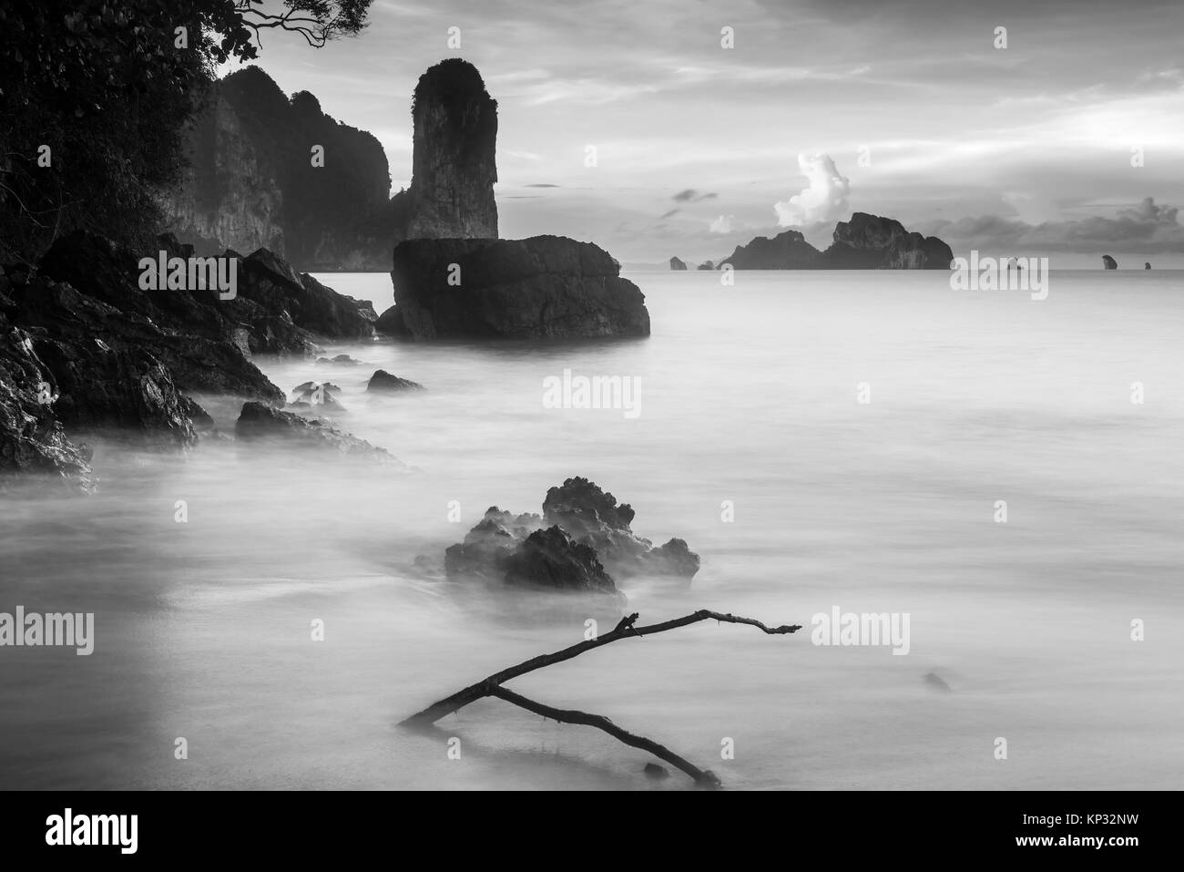 Schwarze und weiße Landschaft mit Felsen im Meer bei Sonnenaufgang Thailand, Krabi Provinz Stockfoto