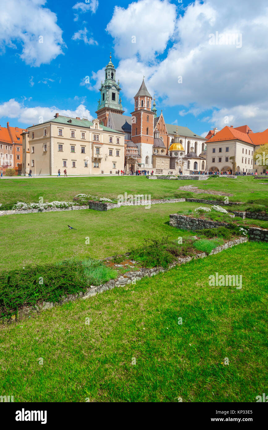 Krakauer Wawel, der Kathedrale und der königlichen Burg Bauten auf dem Wawel Hill, mit der Ausgegrabenen Fundamente der mittelalterlichen Gebäuden im Vordergrund, Polen. Stockfoto