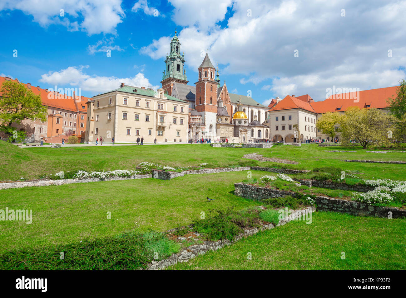 Wawel in Krakau, der Kathedrale und der königlichen Burg Bauten auf dem Wawel Hill, mit der Ausgegrabenen Fundamente der mittelalterlichen Gebäuden im Vordergrund, Polen. Stockfoto