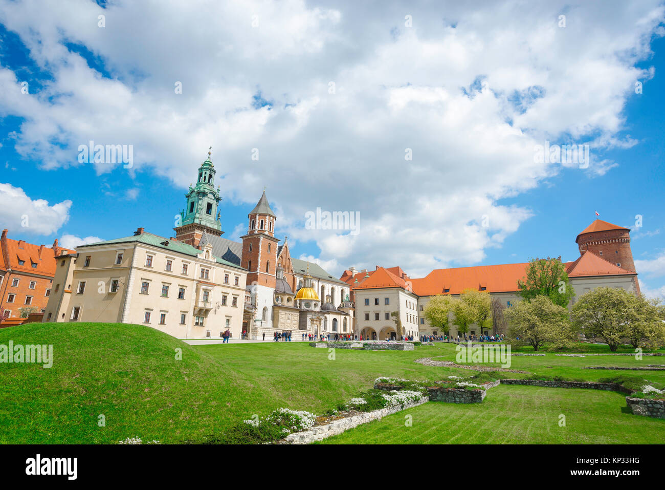 Krakauer Wawel, der Kathedrale und der königlichen Burg Bauten auf dem Wawel Hill, mit der Ausgegrabenen Fundamente der mittelalterlichen Gebäuden im Vordergrund, Polen. Stockfoto