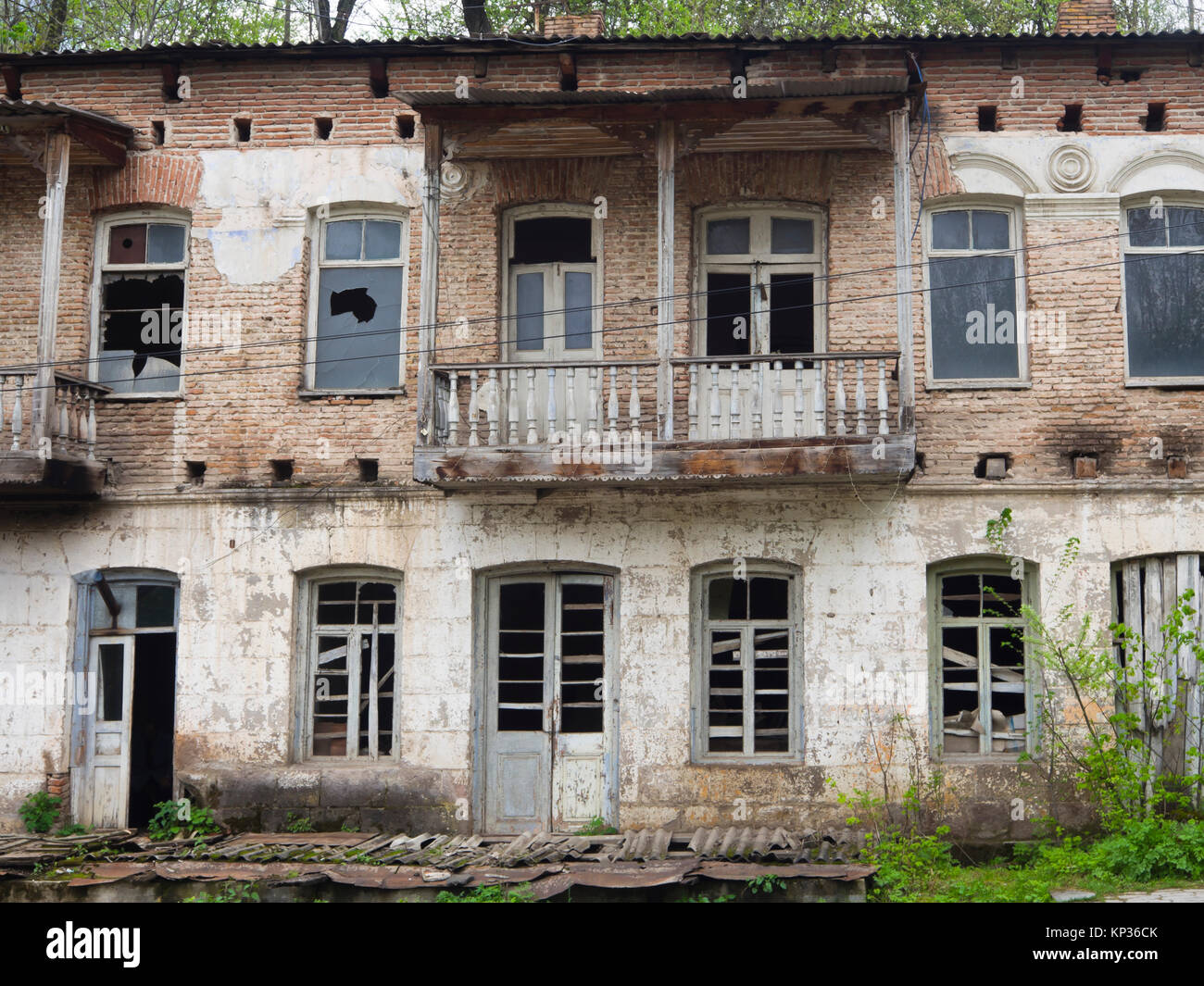 Architektonische Details vom Berg Kurort Dilijan in Armenien, traditionelle run down konkrete Gebäude Fassade mit Balkon Stockfoto