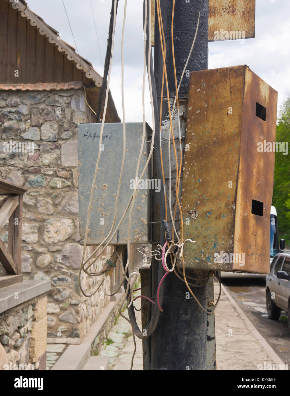 Interessante Verbindung zur Stromversorgung auf einer Straße Bürgersteig in Dilijan Armenien Stockfoto