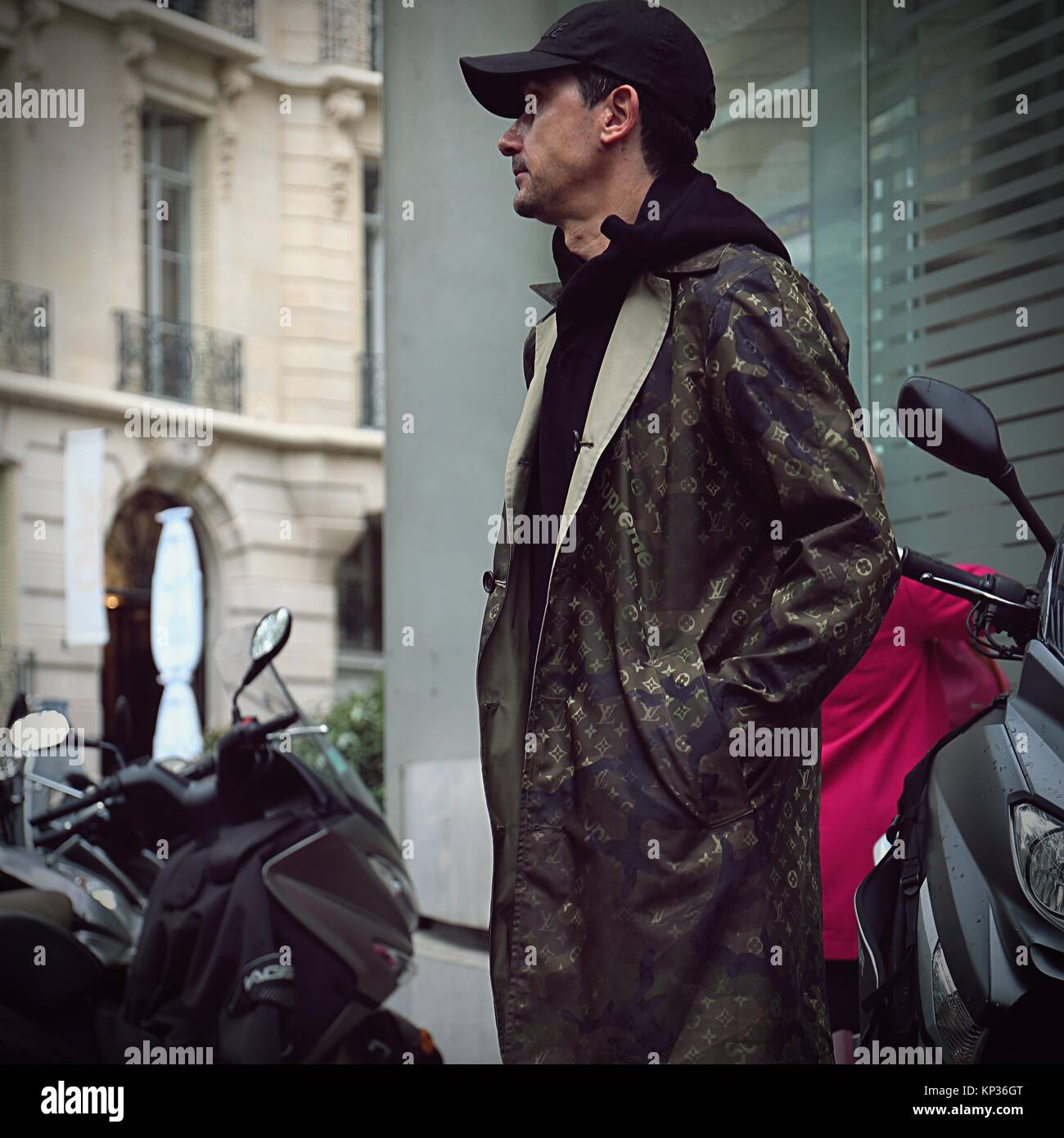 PARIS - 28. September 2017 Mann auf der Straße während der Paris Fashion Week Stockfoto