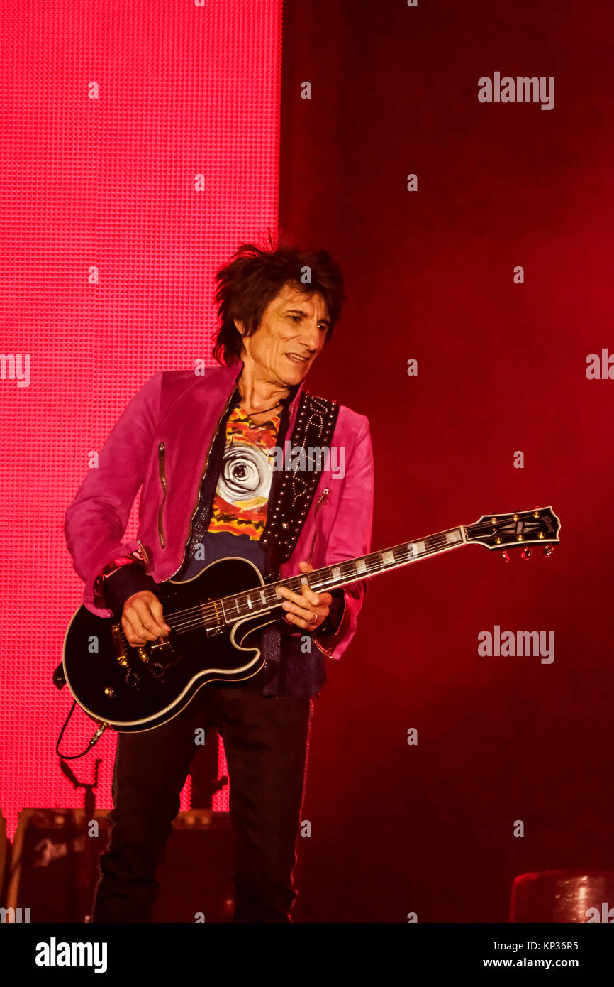 Schweiz, Zürich - 20. September 2017. Die Rolling Stones, Die legendäre englische Band, führt ein Live Konzert im Stadion Letzigrund in Zürich. Hier Gitarrist Ronnie Wood ist live auf der Bühne gesehen. (Foto: Gonzales Foto/Tilman Jentzsch). Stockfoto