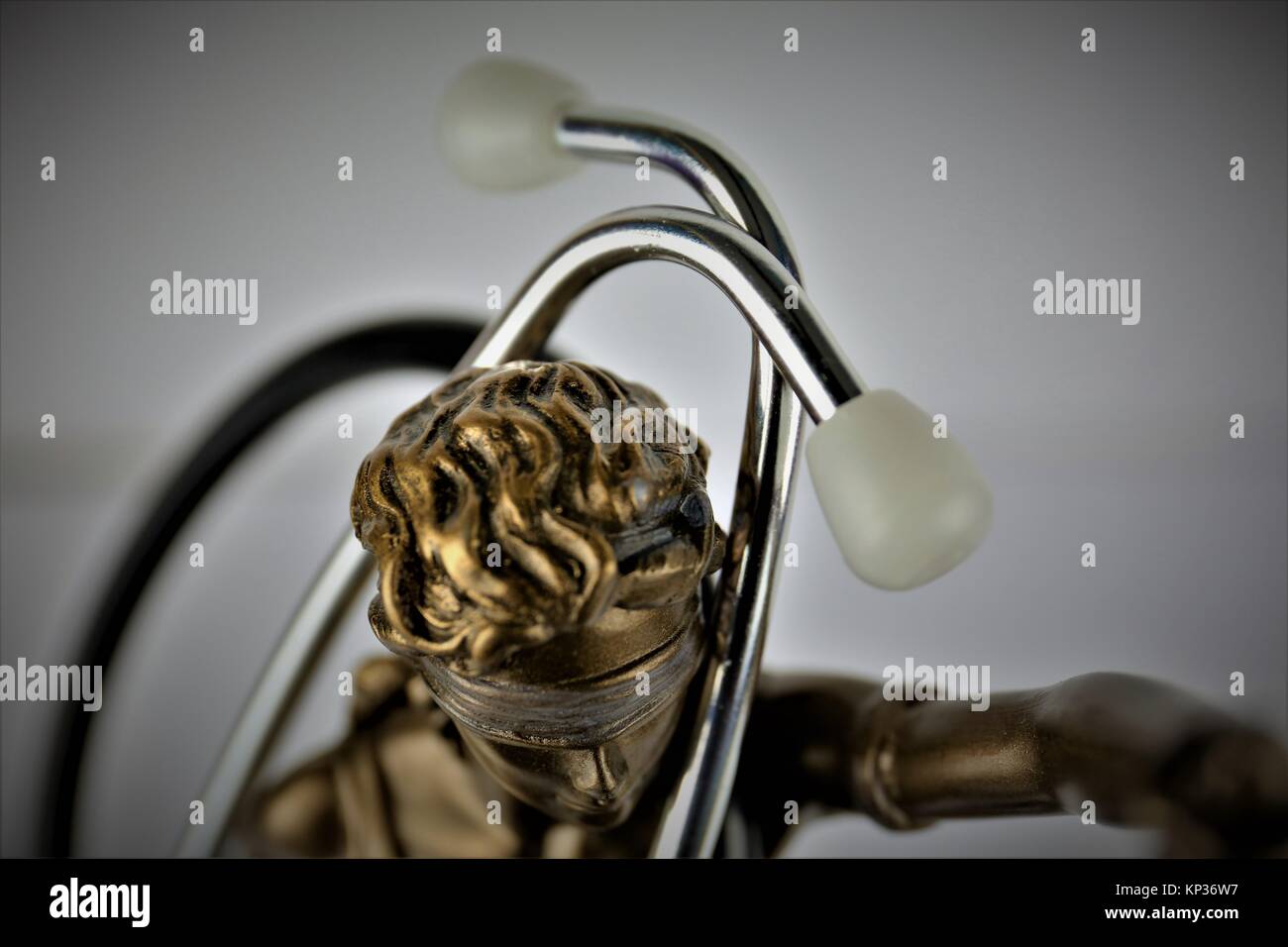 Ein Konzept Bild einer Justiz mit einem Stethoskop Stockfoto
