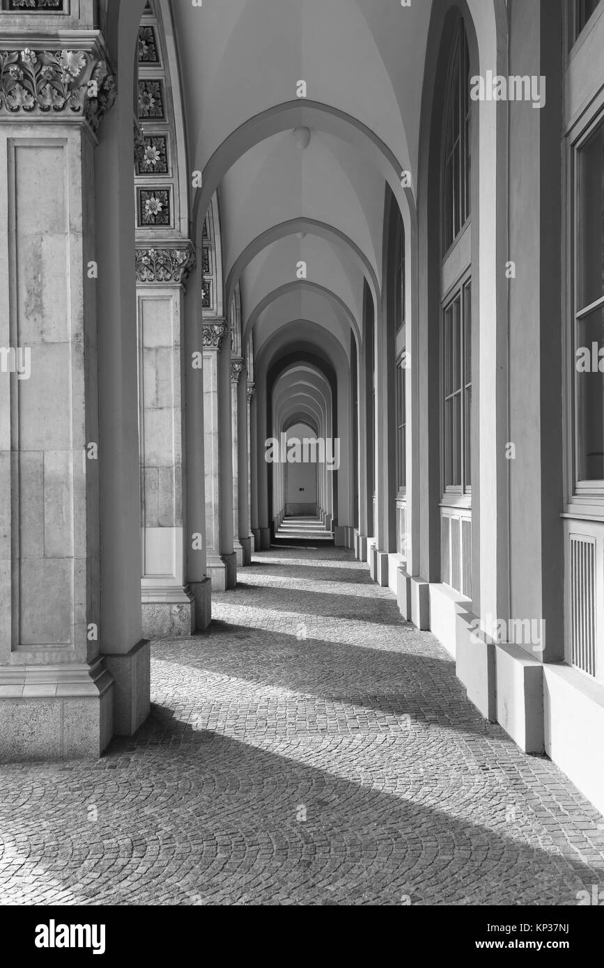 Hochformat, aus einer Reihe von Bögen Bögen außerhalb eines Gebäudes Erstellen einer einfachen schwarz-weißen Muster von Licht und Schatten Schatten Stockfoto