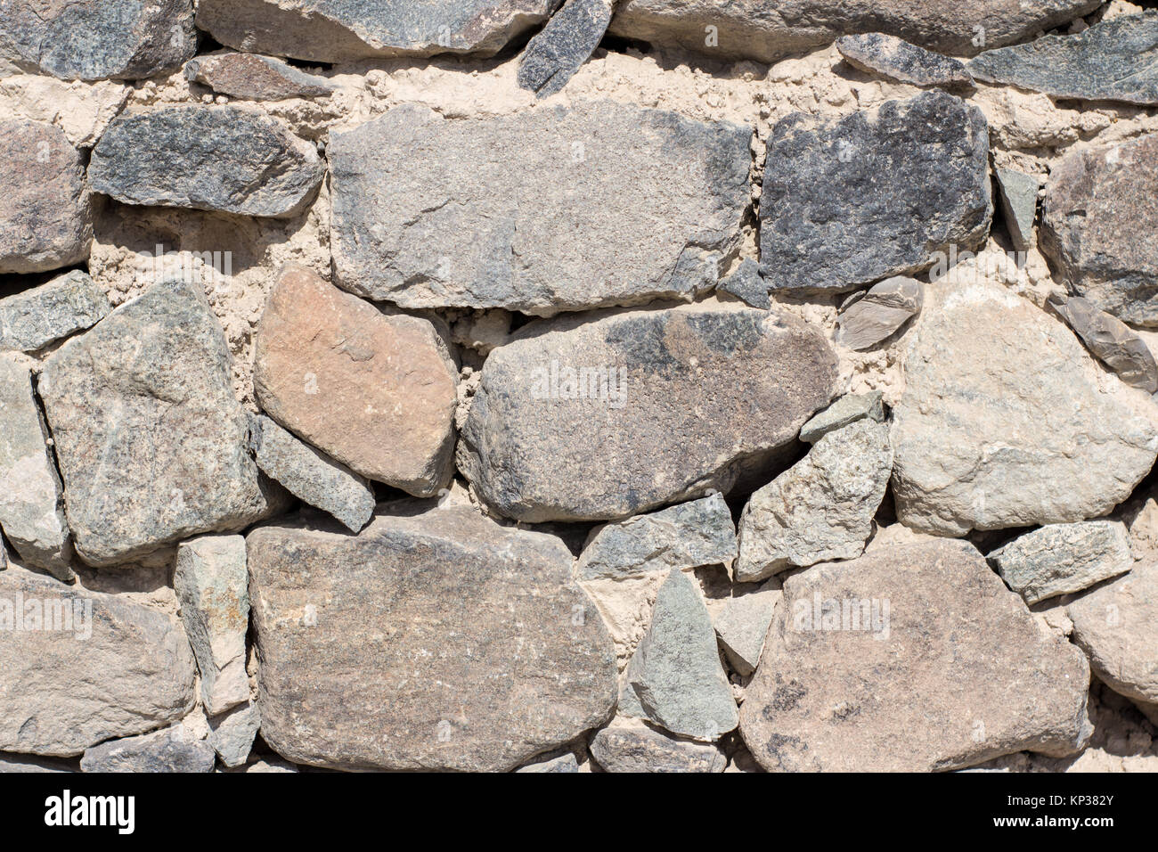 Fort festen Stein Wand Textur mit Sand sandwich Textur nasse Erde behält sich vor, für den Bau und für die Dekoration Zweck Farbe grau Groß und Klein verwendet Stockfoto