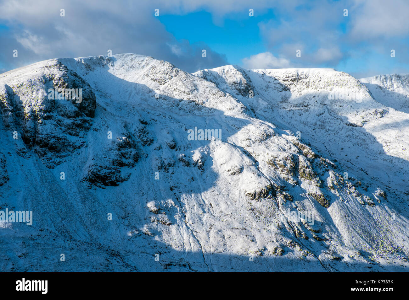 Dollywagon mittelste Hecht und Zander, Berge im Lake District National Park, mit einer Decke von Schnee im Winter Stockfoto