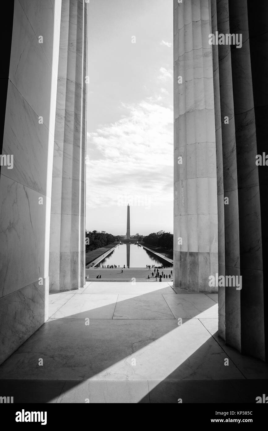 Einfarbig Schwarz und Weiß Hochformat der Spalten der Lincoln Memorial in Washington Monument in der Ferne, Washington DC, USA Stockfoto