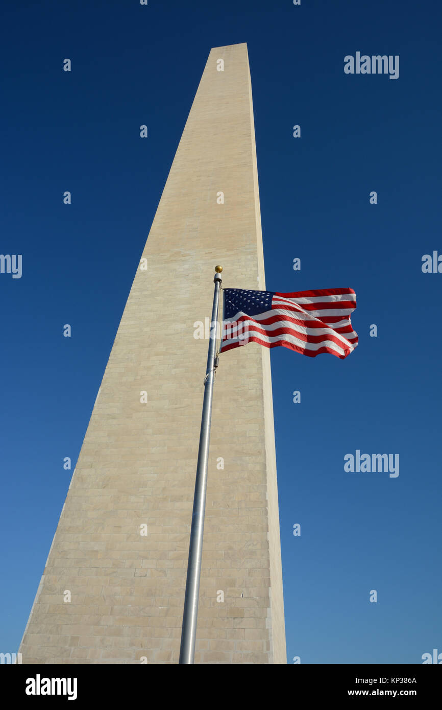 Washington Monument hoch mit einer amerikanischen Flagge auf einem Fahnenmast in Washington DC, USA fliegen Stockfoto