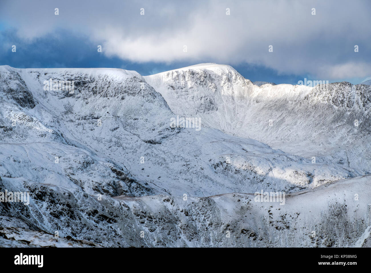 Helvellyn, einem Berg in der Lake District National Park, mit einer Decke von Schnee im Winter Stockfoto