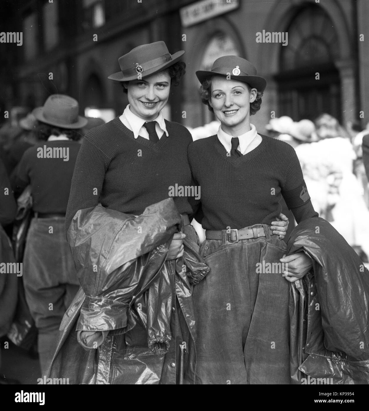 Frauen-Mädchen der Landarmee verlassen London in das ländliche Kent 6.. August 1941 ehemalige Mühlenangestellte, Schwestern Ava und Blanche Horn, („erste „Bevin“-Mädchen – Wehrpflichtige und Freiwillige der Landarmee) Stockfoto