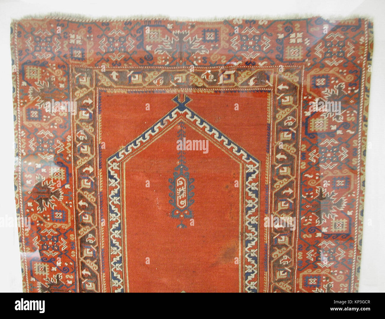 Der Teppich „Bellini“ zeigt symmetrische Muster und ornamentales Design, das beispielhaft für die historische Textilhandwerklichkeit ist. Stockfoto