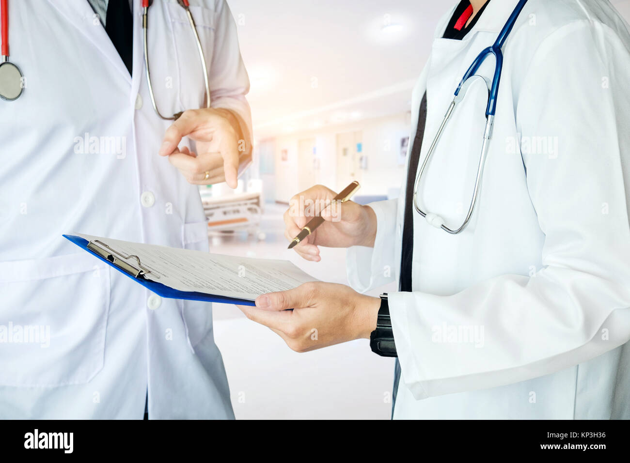 Zwei Arzt spricht über die Arbeit im Krankenhaus. Stockfoto