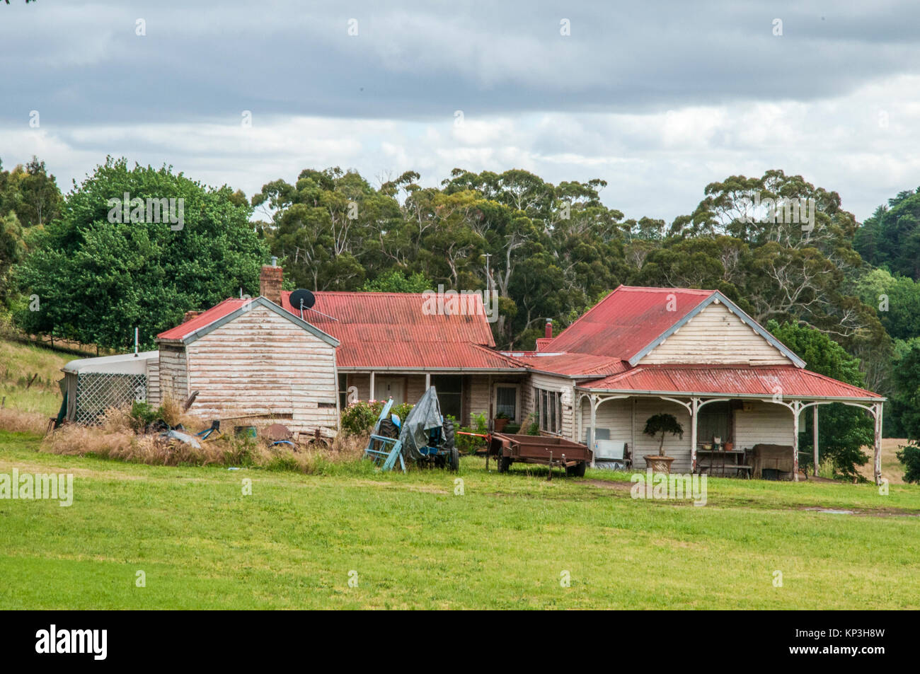 Rustikales Bauernhaus außerhalb Daylesford, einem beliebten Wochenendziel im Zentralen Hochland Goldfields von Victoria, Australien Stockfoto