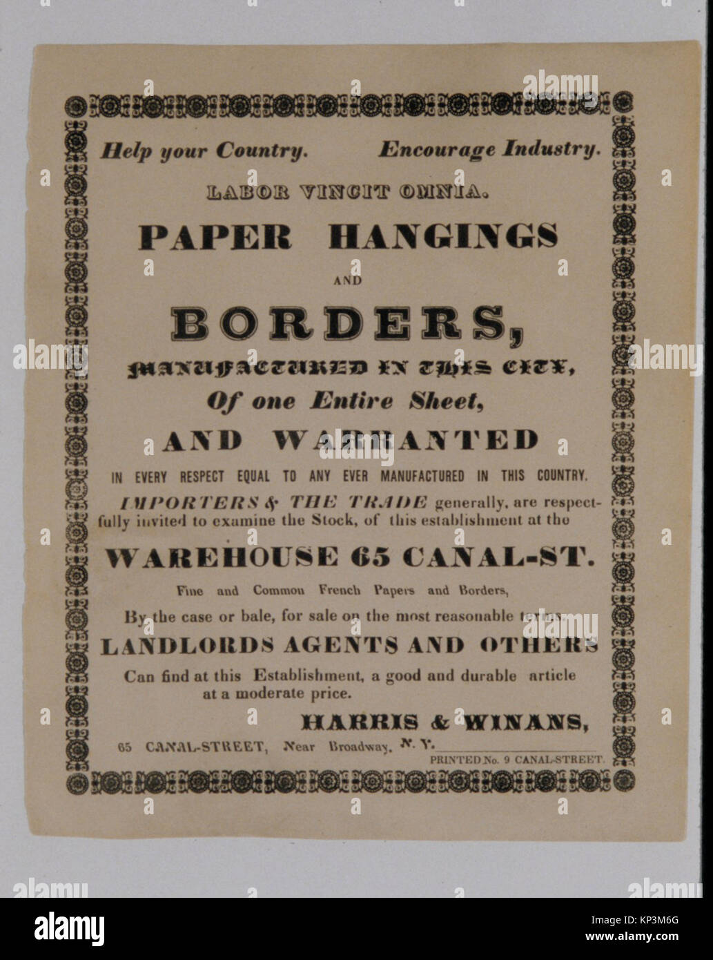 Helfen Sie Ihrem Land, die Industrie dazu anregen, Labor Vincit Omnia, Papier Tapeten und Bordüren, Hergestellt in dieser Stadt, der ein ganzes Blatt und Warrented, in jeder Hinsicht gleich, die jemals in diesem Land hergestellt MET 0075 380793 Autor: von Harris & Winans, New York, NY, Helfen, Ihr Land, die Industrie dazu anregen, Labor Vincit Omnia, Papier Tapeten und Bordüren, Hergestellt in dieser Stadt, der ein ganzes Blatt und Warrented, in jeder Hinsicht gleich je hergestellt in diesem Land, 1835?37, kommerzielle Prozess, Blatt: 10 5/8 x 8 15/16 in. (27 x 22,7 cm) Bild: 9 1/4 x 7 5/8 in. (23,5 x 1 Stockfoto