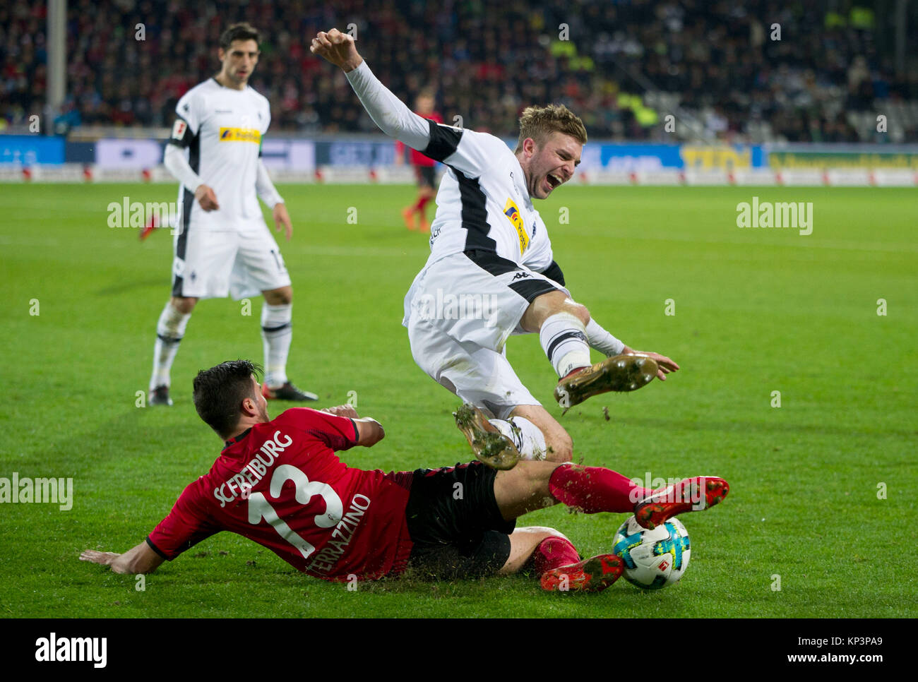 Gladbach ist Christoph Kramer (r) und der Freiburger Marco Terrazzino (l) in der deutschen Bundesliga Fußballspiel zwischen dem SC Freiburg und Borussia Mönchengladbach im Schwarzwald Stadion in Freiburg im Breisgau, Deutschland, 12. Dezember 2017. Foto: Steffen Schmidt/dpa Stockfoto