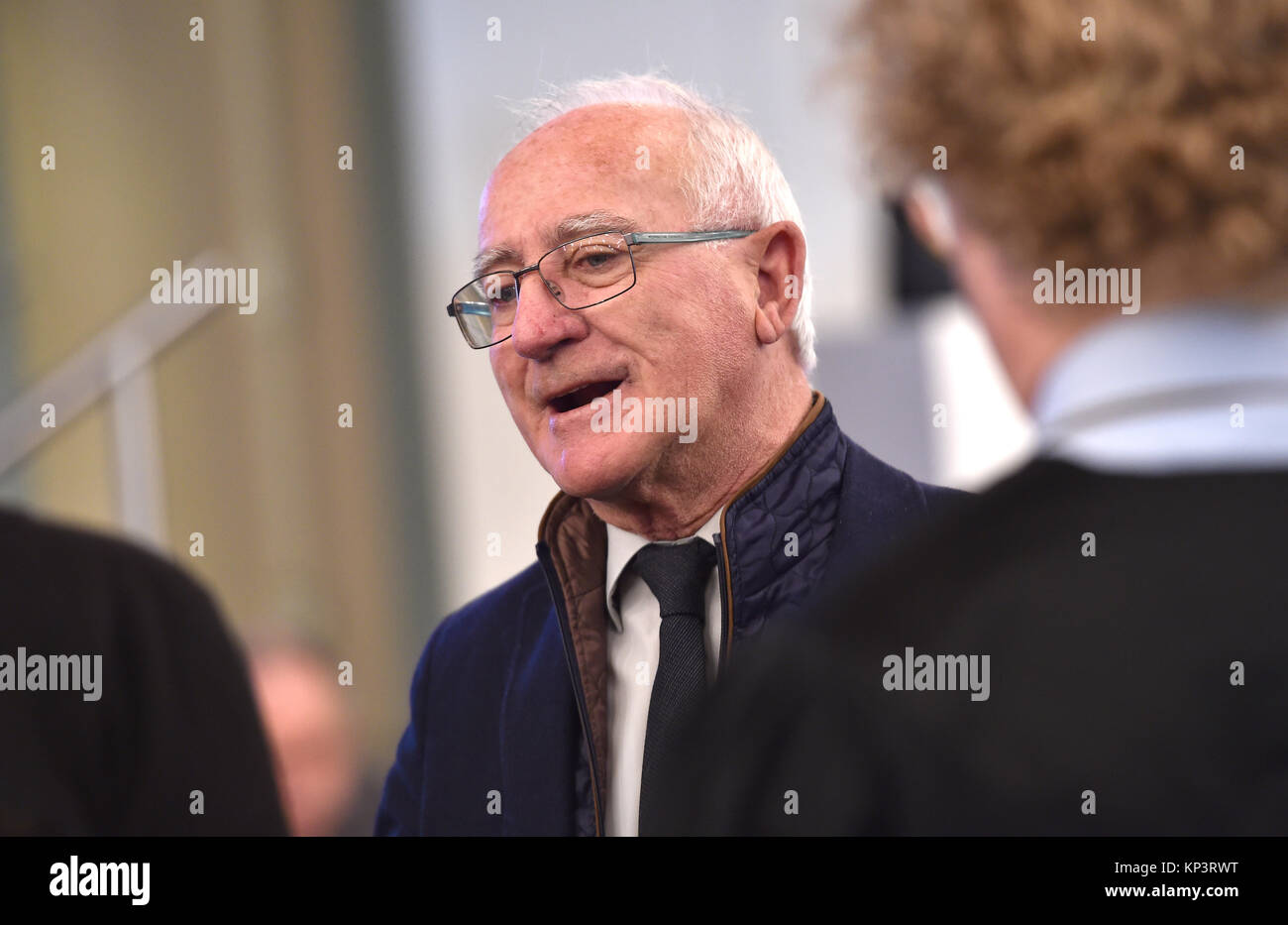 Düsseldorf, Deutschland. 13 Dez, 2017. Nebenkläger Francisco (Paco) Zapater spricht zu den öffentlichen Rechtsanwälte im Gerichtssaal an der Loveparade Versuch in Düsseldorf, Deutschland, 13. Dezember 2017. Das Amtsgericht Duisburg ein Saal im Congress Center auf dem Gelände der Düsseldorf Messe vermietet. 111 Tage der Prüfung sind bis Ende 2018 geplant. Die Studie versucht, Gerechtigkeit für die 21 Menschen starben und 650, die sich im Gedränge an der Loveparade Street Festival am 24. Juli 2010 in Duisburg wurden verletzt. Credit: Caroline Seidel/dpa/Alamy leben Nachrichten Stockfoto