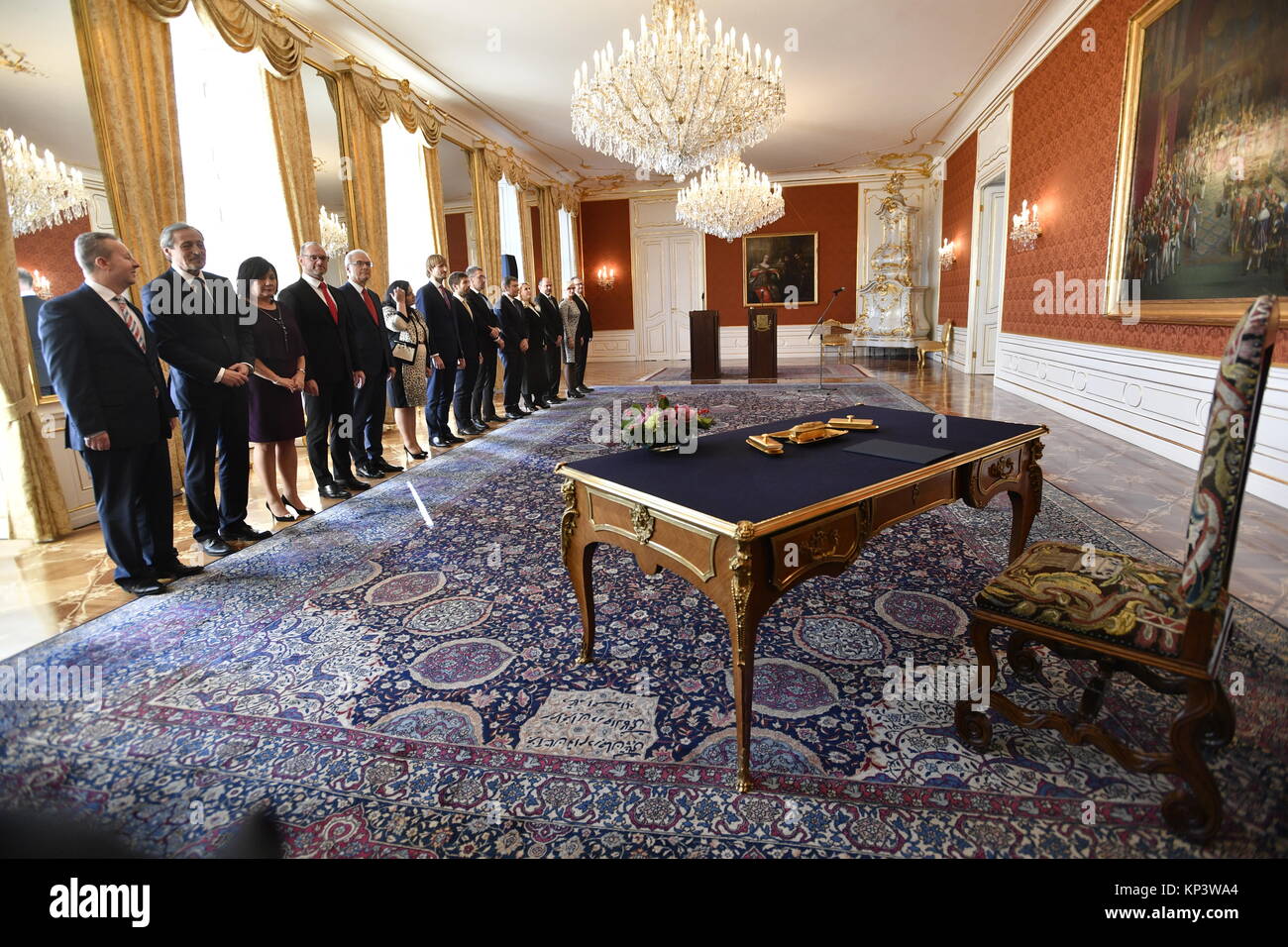 Prag, Tschechische Republik. 13 Dez, 2017. Der tschechische Präsident Milos Zeman eingerichteten Ein- farbe Regierung unter der Leitung von Andrej Babis (ANO) in Prag, Tschechische Republik, am 13. Dezember 2017. Es besteht aus neun neue und fünf aktuelle Minister. Auf dem Foto sind die Zukunft Minister warten auf Ernennung durch den Präsidenten Zeman auf der Prager Burg zu sehen. Quelle: Michal Kamaryt/CTK Photo/Alamy leben Nachrichten Stockfoto