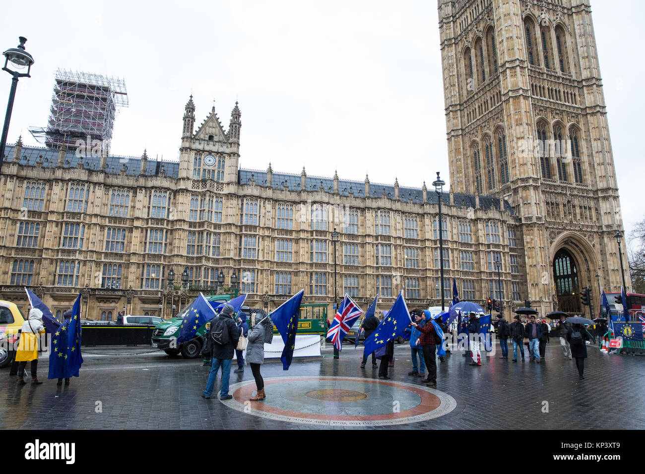London, Großbritannien. 12. Dezember, 2017. Anti-Brexit Demonstranten wave Europäische Union Flaggen und Union Jacks außerhalb des Parlaments. Credit: Mark Kerrison/Alamy leben Nachrichten Stockfoto