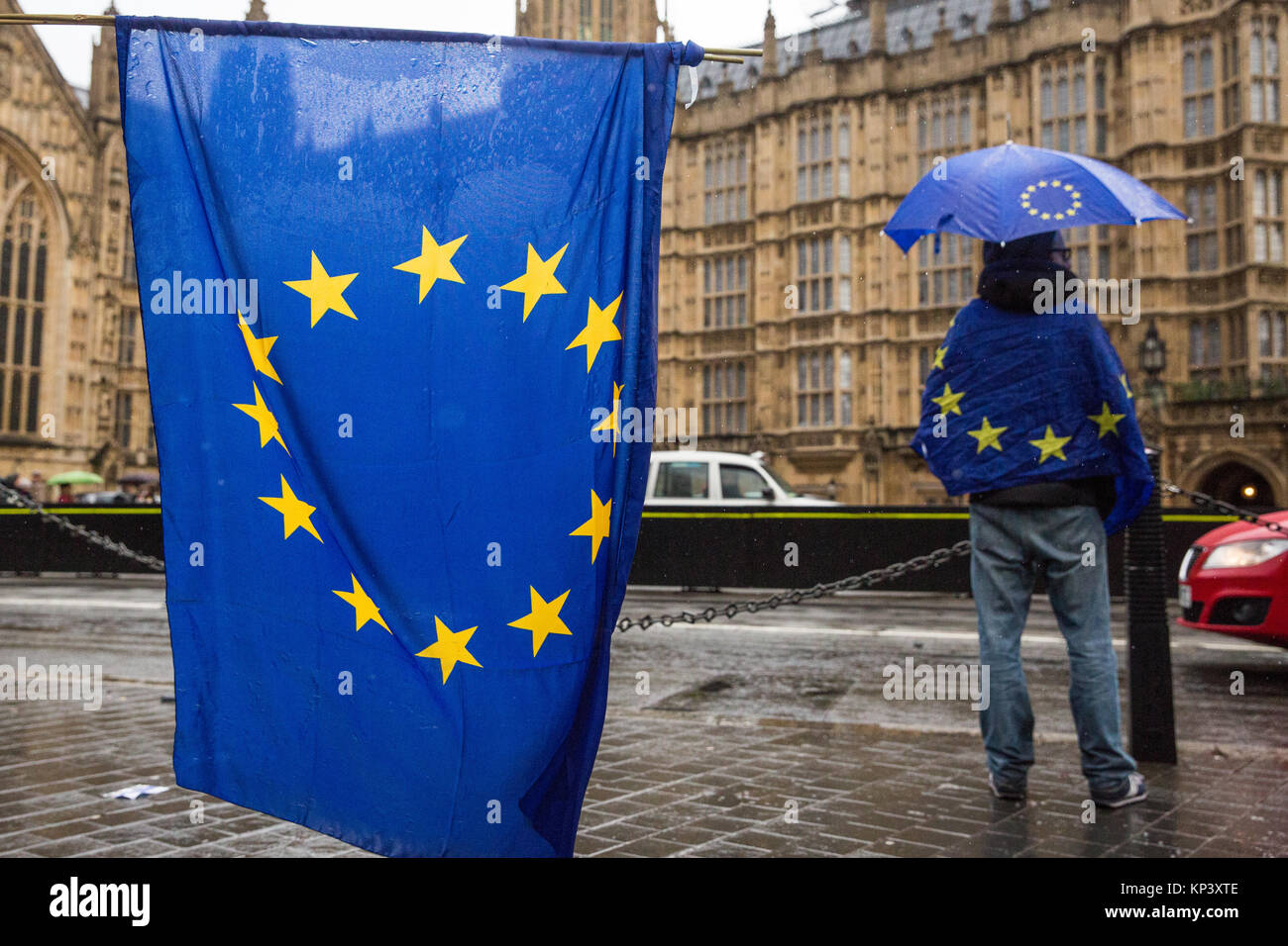 London, Großbritannien. 12. Dezember, 2017. Anti-Brexit Demonstranten wave Europäische Union Flaggen und Union Jacks außerhalb des Parlaments. Credit: Mark Kerrison/Alamy leben Nachrichten Stockfoto