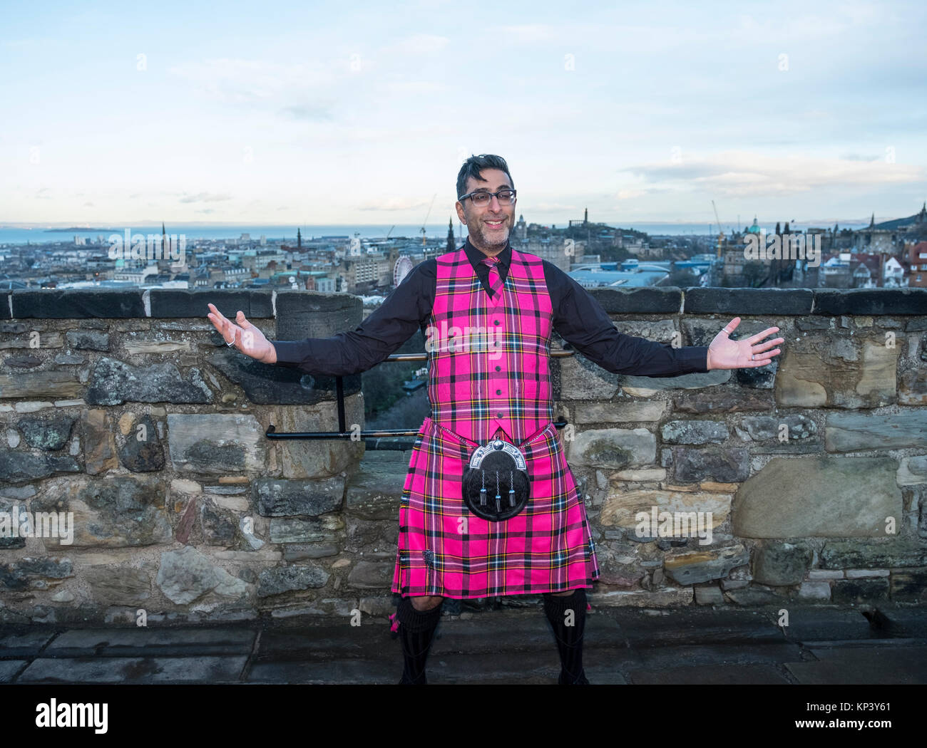 Edinburgh, Schottland, Vereinigtes Königreich. 13 Dez, 2017. Schauspieler Sanjeev Kohli, der für seine Rolle in der Comedy Show noch Spiel bekannt, Modelle der neue Edinburgh Hogmanay tartan auf das Edinburgh Castle. Die markante Weste und Kilt wurden durch schottische Kleidung Marke Slanj konzipiert. Credit: Iain Masterton/Alamy leben Nachrichten Stockfoto