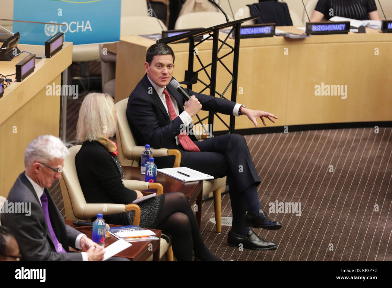 New York, NY, USA. 13 Dez, 2017. Vereinten Nationen, New York, USA, 13. Dezember 2017 - UK Ex-Foreign Außenminister David Miliband in einem Panel des Global Humanitarian Forum 2017: "Erreichen für die Zukunft: Humanität im Jahre 2030'' heute auf das UN-Hauptquartier in New York. Foto: Luiz Rampelotto/EuropaNewswire Credit: Luiz Rampelotto/ZUMA Draht/Alamy leben Nachrichten Stockfoto