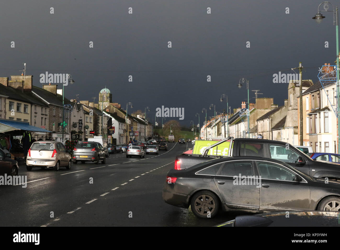 Aughnacloy Co Tyrone in Nordirland. 13. Dezember 2017. UK Wetter - der Schnee kann gegangen sein, aber schwere winterliche Duschen fallen wie Schnee auf hohen Boden und Schneeregen/Regen auf den unteren Ebenen weiterhin zu fegen über das Land. Eine Warnung wird für Mittwoch Nacht. Moore Street im Aughnacloy am späten Vormittag. Die Sonne ist etwa so ein heftiger Platzregen Rollen in zu verschwinden. Quelle: David Hunter/Alamy Leben Nachrichten. Stockfoto