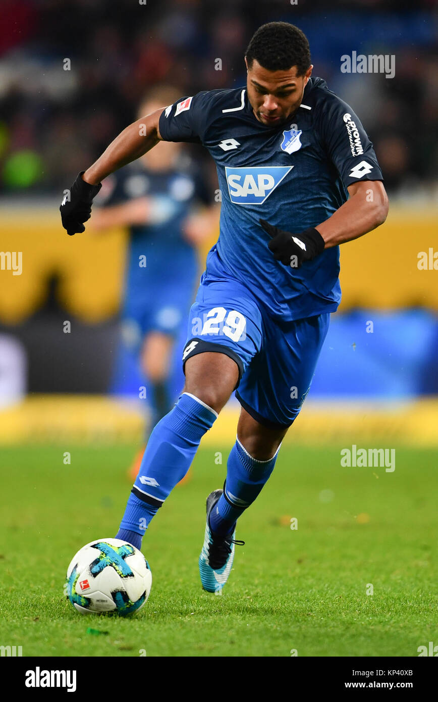 Sinsheim, Deutschland. 13 Dez, 2017. Von 1899 Hoffenheim Serge Gnabry in Aktion während der deutschen Bundesliga Fußball Spiel zwischen 1899 Hoffenheim und dem VfB Stuttgart in der Rhein-Neckar-Arena in Sinsheim, Deutschland, 13. Dezember 2017. 1899 Hoffenheim gewann 1:0. Foto: Uwe Anspach/dpa/Alamy leben Nachrichten Stockfoto