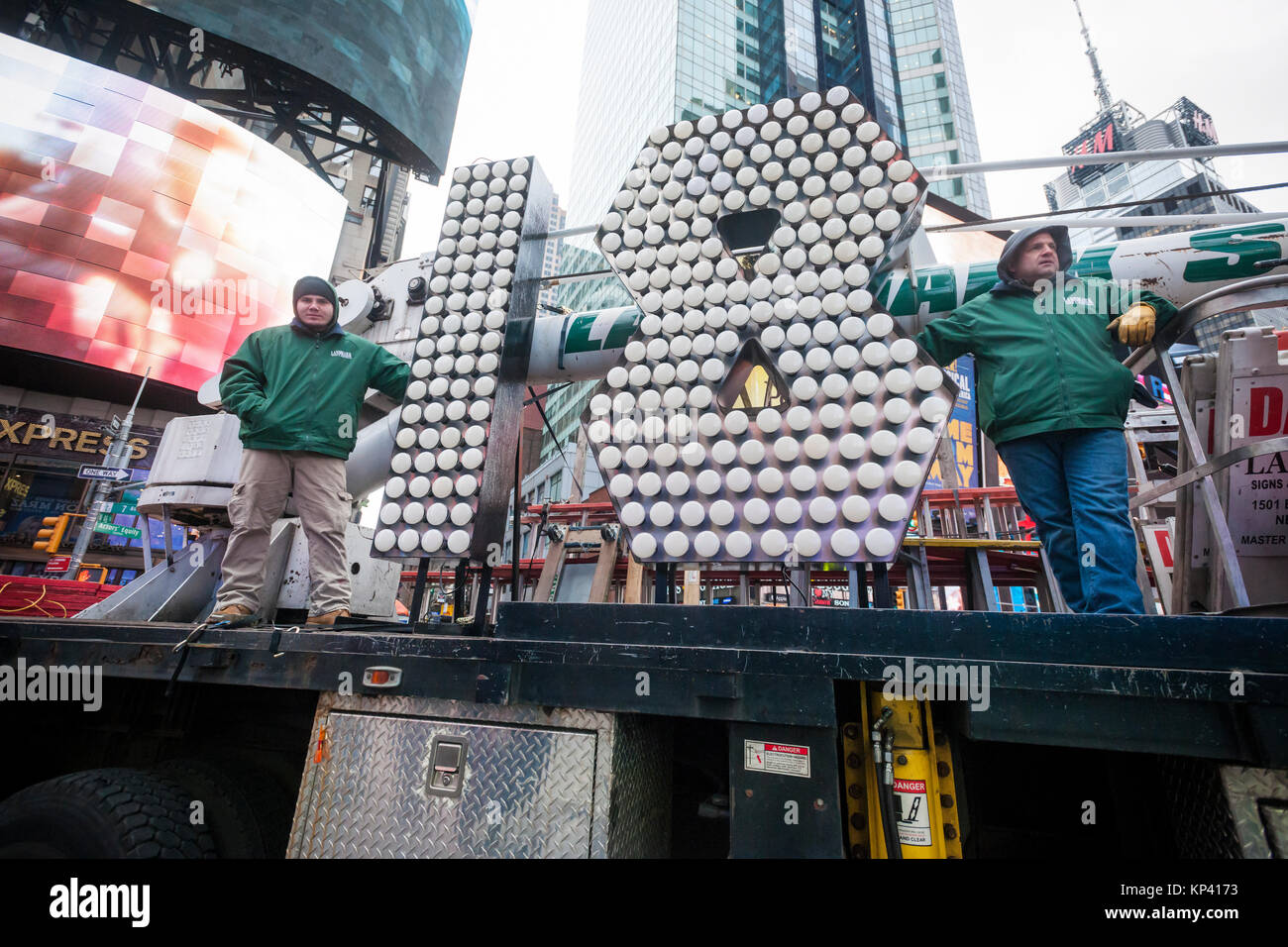 New York, USA. 13 Dez, 2017. Arbeitnehmer aus Wahrzeichen Schilder & Elektrische liefern die beiden sieben Fuß - hohe Ziffern '1' und '8' auf dem Times Square in New York am Mittwoch, 13. Dezember 2017. Die "18" wird Teil des LED-Displays auf einem Times Square, die bis um Mitternacht, 1. Januar Licht aus Schreibung '2018'. Die sieben Meter hohe Nummern nutzen energieeffiziente LED-Lampen, die das ganze Jahr anhalten wird, nie geändert werden. (© Richard B. Levine) Credit: Frances Roberts/Alamy leben Nachrichten Stockfoto