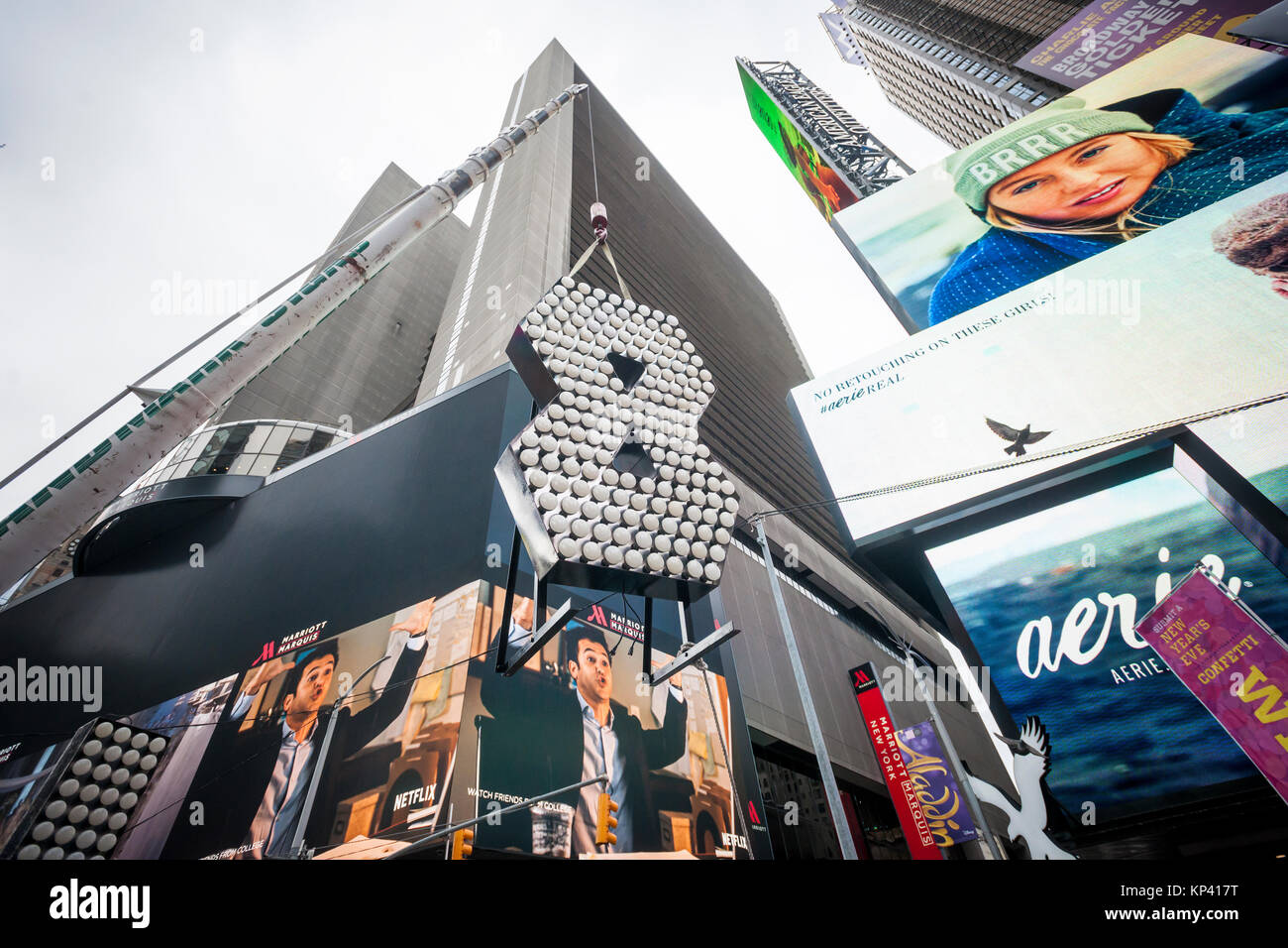 New York, USA. 13 Dez, 2017. Arbeitnehmer aus Wahrzeichen Schilder & Elektrische liefern die beiden sieben Fuß - hohe Ziffern '1' und '8' auf dem Times Square in New York am Mittwoch, 13. Dezember 2017. Die "18" wird Teil des LED-Displays auf einem Times Square, die bis um Mitternacht, 1. Januar Licht aus Schreibung '2018'. Die sieben Meter hohe Nummern nutzen energieeffiziente LED-Lampen, die das ganze Jahr anhalten wird, nie geändert werden. (© Richard B. Levine) Credit: Frances Roberts/Alamy leben Nachrichten Stockfoto