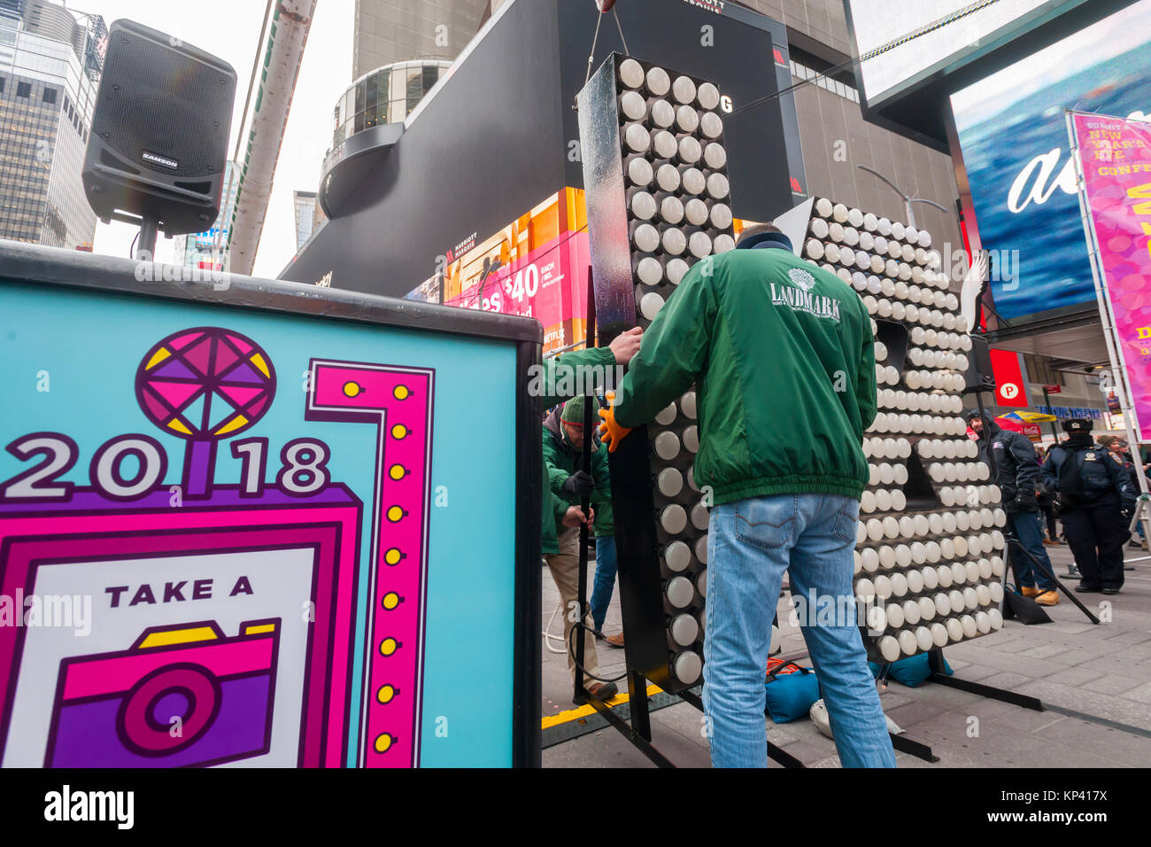 New York, USA. 13 Dez, 2017. Arbeitnehmer aus Wahrzeichen Schilder & Elektrische liefern die beiden sieben Fuß - hohe Ziffern '1' und '8' auf dem Times Square in New York am Mittwoch, 13. Dezember 2017. Die "18" wird Teil des LED-Displays auf einem Times Square, die bis um Mitternacht, 1. Januar Licht aus Schreibung '2018'. Die sieben Meter hohe Nummern nutzen energieeffiziente LED-Lampen, die das ganze Jahr anhalten wird, nie geändert werden. (© Richard B. Levine) Credit: Frances Roberts/Alamy leben Nachrichten Stockfoto