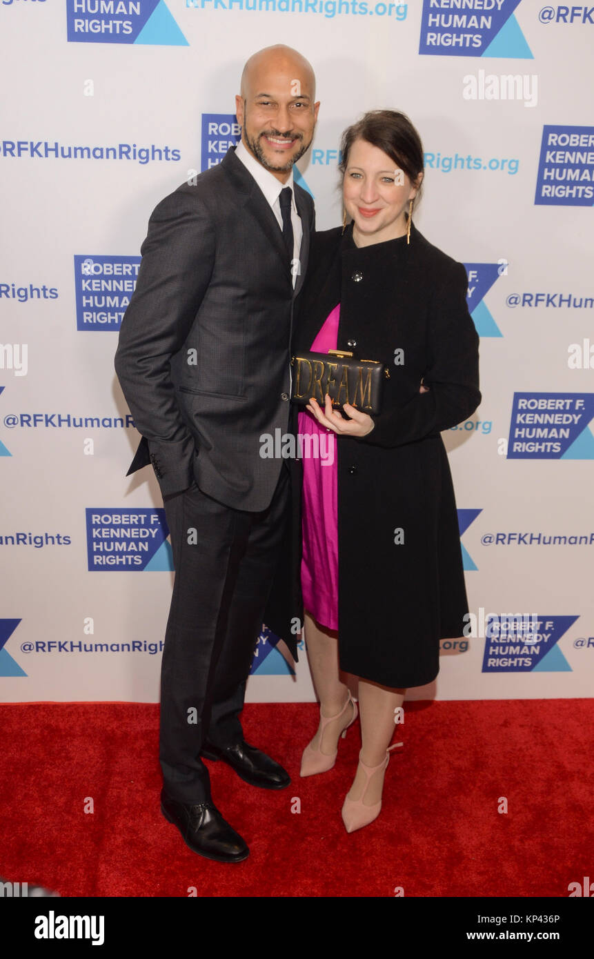New York, NY, USA. 13 Dez, 2017. Keegan-Michael Taste (L) und Elisa Pugliese nehmen an der 2017 Robert F. Kennedy Menschenrechte Welligkeit der Hoffnung Awards in New York Hilton in Midtown am 13. Dezember 2017 in New York, New York. Credit: Raymond Hagans/Medien Punch/Alamy leben Nachrichten Stockfoto